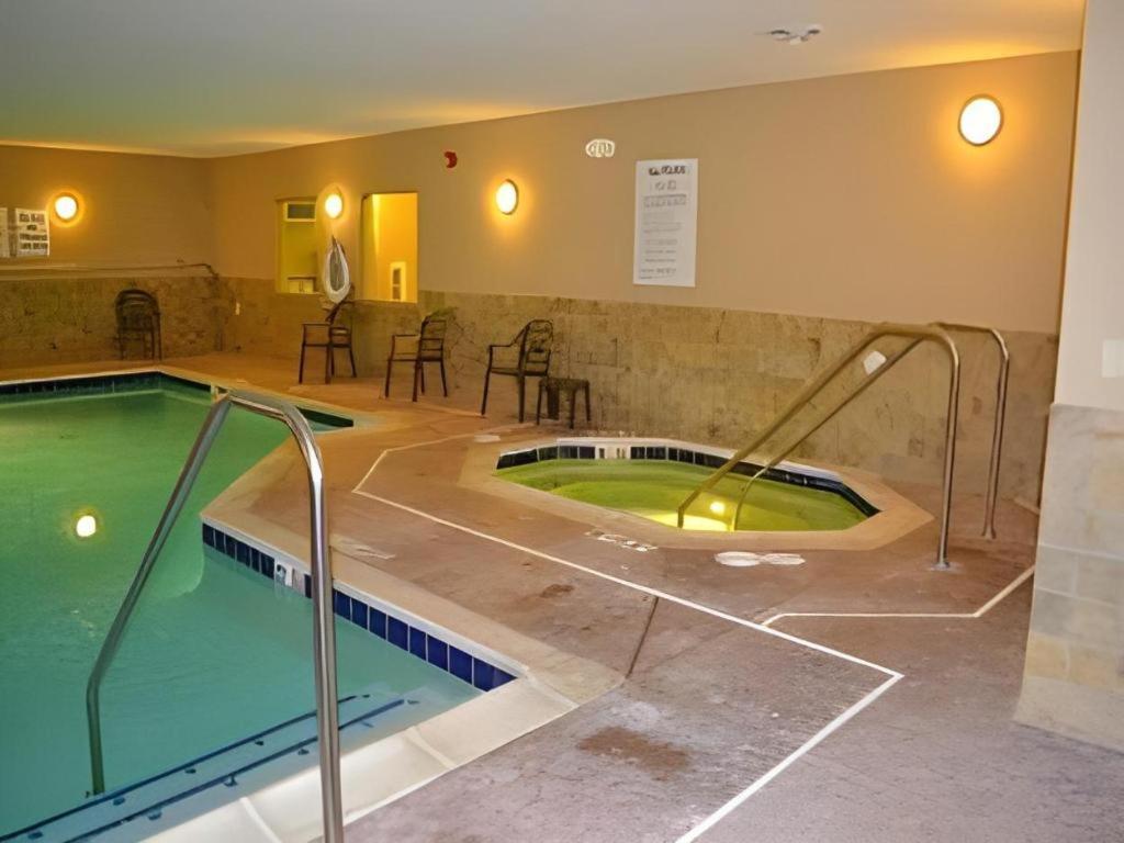 Holiday Inn Express & Suites Northwood By Ihg Silver Lake Экстерьер фото