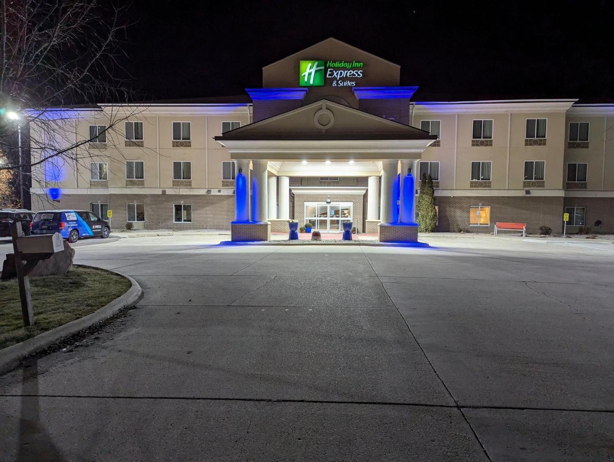 Holiday Inn Express & Suites Northwood By Ihg Silver Lake Экстерьер фото