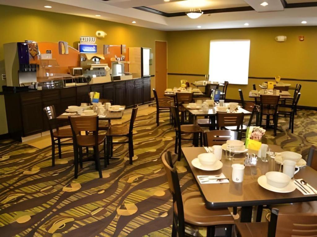 Holiday Inn Express & Suites Northwood By Ihg Silver Lake Экстерьер фото