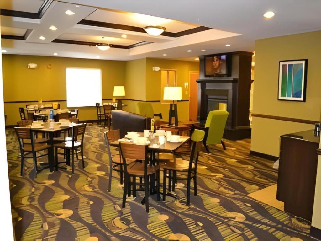 Holiday Inn Express & Suites Northwood By Ihg Silver Lake Экстерьер фото